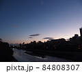 夕暮れの鴨川の街並み 84808307