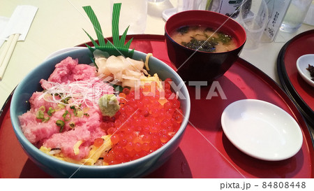 海鮮丼と味噌汁 海鮮丼と味噌汁 84808448