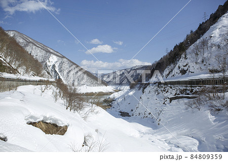 雪の御母衣湖、青空 雪の御母衣湖、青空 84809359