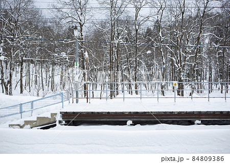 雪の刺巻駅のホーム 雪の刺巻駅のホーム 84809386