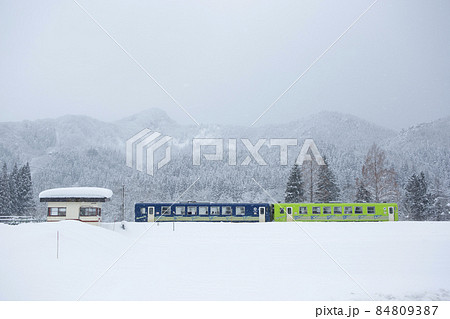 雪の荒瀬駅に停車する列車 雪の荒瀬駅に停車する列車 84809387