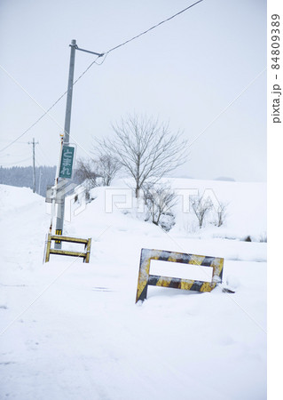 秋田内陸縦貫鉄道の踏切、雪 84809389