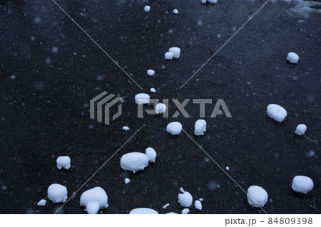 雪の降る川面 84809398