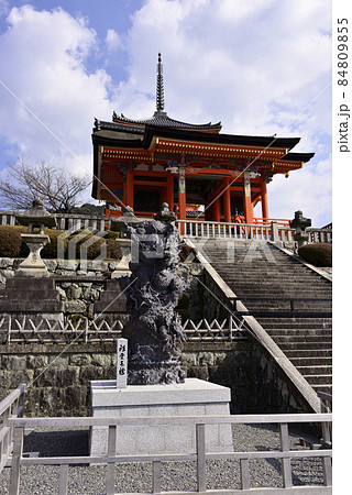 清水寺　浮雲青龍像と西門 84809855
