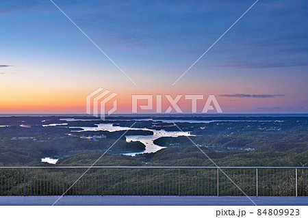 【伊勢志摩 横山展望台より英虞湾の風景 (夜明け)】 三重県志摩市阿児町鵜方 84809923