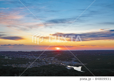 【伊勢志摩 横山展望台より志摩市内の風景 (夜明け)】 三重県志摩市阿児町鵜方 84809931