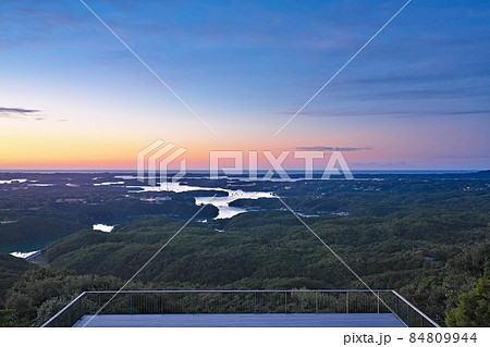 【伊勢志摩 横山展望台より英虞湾の風景 (夜明け)】 三重県志摩市阿児町鵜方 84809944
