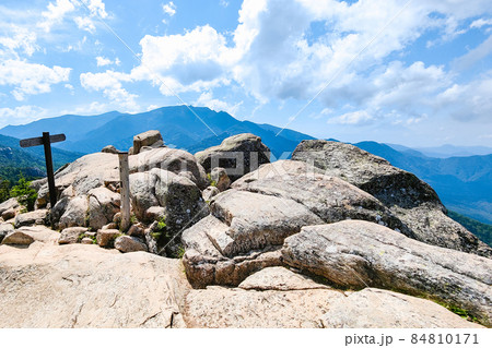 瑞牆山山頂の風景:金峰山方面の眺め 瑞牆山山頂の風景:金峰山方面の眺め 84810171