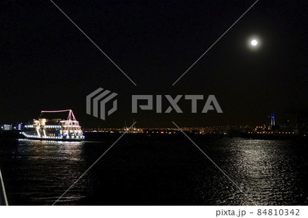 スーパームーンと横浜港 スーパームーンと横浜港 84810342