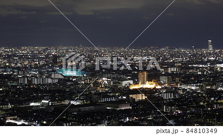 河内飯盛山から見た大阪市や堺市を中心とした夜景、あべのハルカスや関西空港が見える 84810349