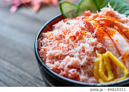 紅ズワイガニの海鮮丼 84810351