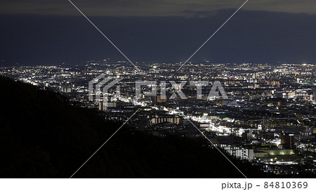 河内飯盛山から見た南河内を中心とした夜景、富田林市のPLの塔も見える 84810369