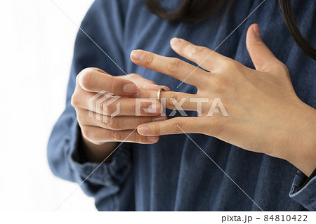 結婚指輪を左手薬指にはめる女性 結婚指輪を左手薬指にはめる女性 84810422