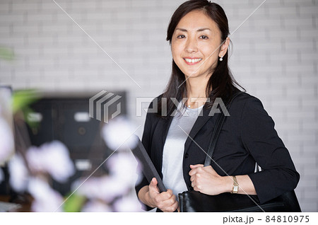 美しいできる営業の女性スタッフのポートレート  コピースペースあり 84810975