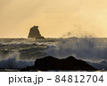 小笠原　砕ける波と夕景 84812704