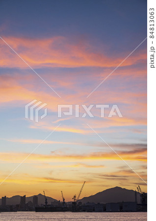 神戸港の夕焼け空 84813063