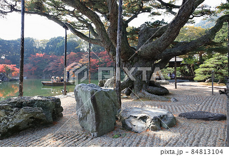 栗林公園、紅葉の南湖を掬月亭側から見る 84813104