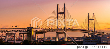 夕日に照らされる横浜ベイブリッジ、夕焼けの横浜港、ウォーターフロント 84814119