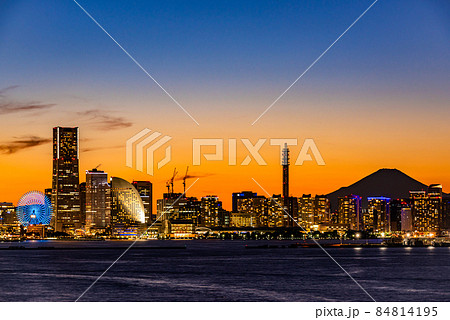 マジックアワーのみなとみらいと富士山、ライトアップの横浜港と夕陽に染まる富士山、ヨコハマサンセット 84814195