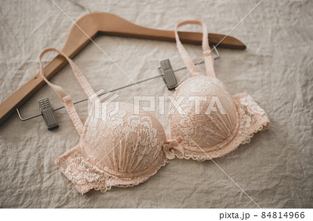 ブラジャーとハンガー　ランジェリーのイメージ素材 84814966