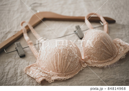 ブラジャーとハンガー　ランジェリーのイメージ素材 84814968
