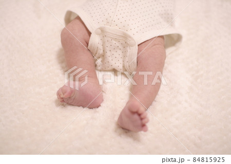 生後1か月の赤ちゃんの小さくてかわいいあんよ 84815925