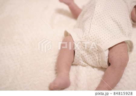 生後1か月の赤ちゃんの小さくてかわいいあんよ 84815928