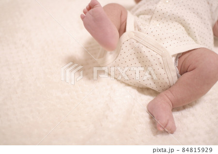 生後1か月の赤ちゃんの小さくてかわいいあんよ 84815929