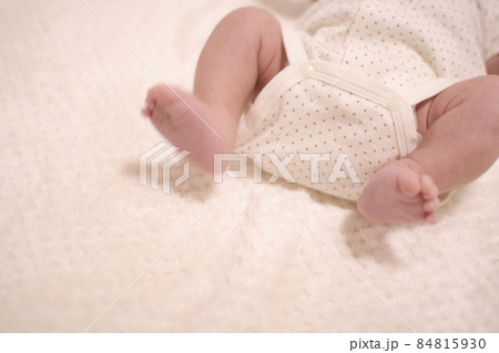 生後1か月の赤ちゃんの小さくてかわいいあんよ 84815930