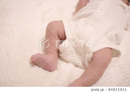 生後1か月の赤ちゃんの小さくてかわいいあんよ 84815931