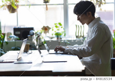 部屋で仕事をする若い男性 84816534