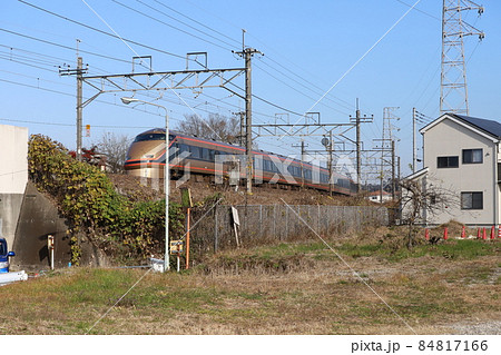日本の埼玉県蓮田市付近を走行する東武鉄道特急スペーシア 84817166