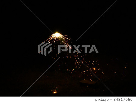 日本に昔からある回転しながら飛ぶ花火 84817666