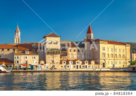 Waterfront with promenade in The Old town of Trogir, Croatia, Eu Waterfront with promenade in The Old town of Trogir, Croatia, Eu 84818364