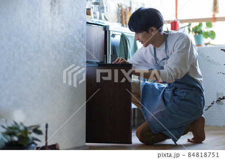 冷蔵庫を見る若い男性 冷蔵庫を見る若い男性 84818751