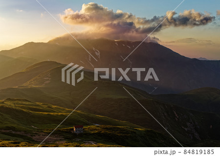 朝日連峰・三方境から見る夕映えの以東岳と狐穴小屋 朝日連峰・三方境から見る夕映えの以東岳と狐穴小屋 84819185