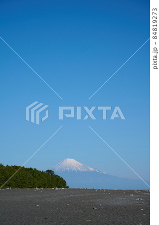 青空と雪化粧した富士 84819273