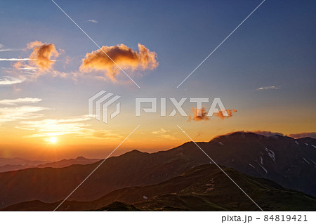 朝日連峰・三方境から見る夕日と以東岳 84819421