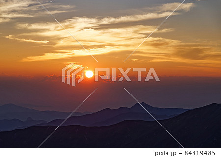 朝日連峰・三方境から見る日本海に沈む夕日 84819485
