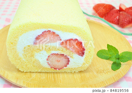 いちごロールケーキ いちごロールケーキ 84819556