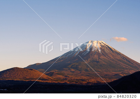 夕暮れの本栖湖と富士山 84820320
