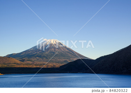 夕暮れの本栖湖と富士山 84820322