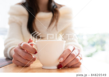 コーヒーを飲む女性 コーヒーを飲む女性 84820549