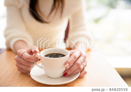 コーヒーを飲む女性 84820550