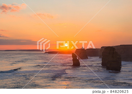 オーストラリア 夕方のグレート・オーシャン・ロードのザ・トゥエルブ・アポストルズとサンセット オーストラリア 夕方のグレート・オーシャン・ロードのザ・トゥエルブ・アポストルズとサンセット 84820625