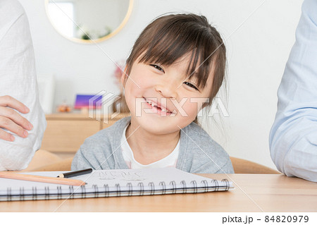 上前歯の抜けた小学生の女の子のアップ 上前歯の抜けた小学生の女の子のアップ 84820979