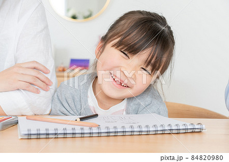 上前歯の抜けた小学生の女の子のアップ 上前歯の抜けた小学生の女の子のアップ 84820980