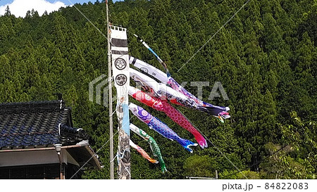 山を背景に泳ぐ鯉のぼり、お父さん鯉、お母さん鯉、子供の鯉三匹、横に武者絵ののぼり、横位置 山を背景に泳ぐ鯉のぼり、お父さん鯉、お母さん鯉、子供の鯉三匹、横に武者絵ののぼり、横位置 84822083