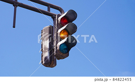 信号機のある風景＜09＞（積雪地域にある縦型の自動車用信号） 84822455