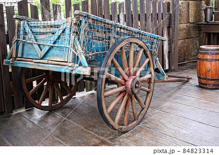 農家の人にとっては何んと無い道具ですが、とても趣があります。リアカーで何を運んでいるのでしょうか。 農家の人にとっては何んと無い道具ですが、とても趣があります。リアカーで何を運んでいるのでしょうか。 84823314